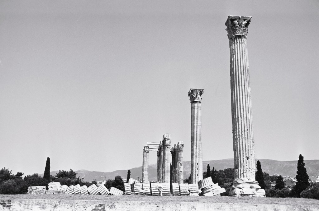 Au premier plan une colonne du temple de Zeus est entièrement tombée