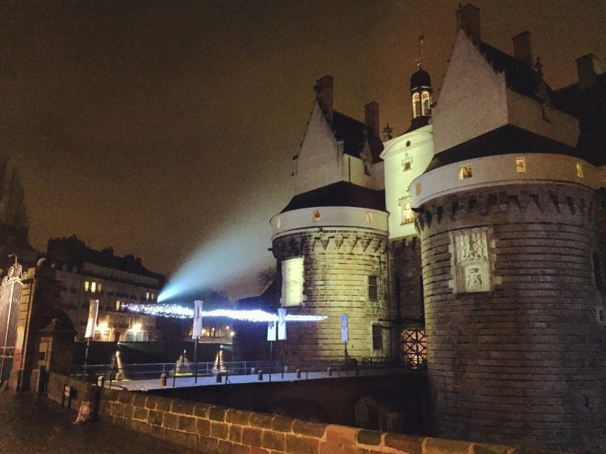 Le château des Ducs de Bretagne la nuit à Nantes 