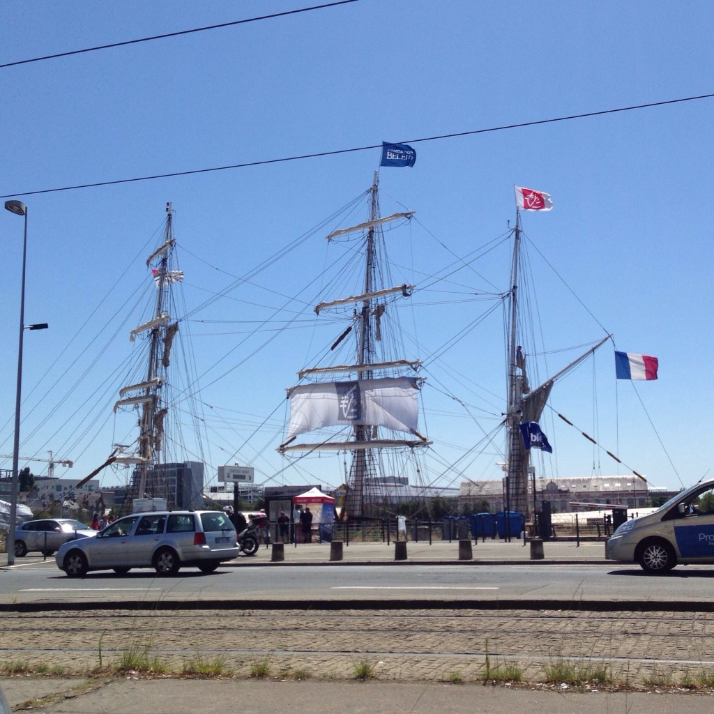 Le Belem, amarré au quai de la Fosse à Nantes, seul le gréement est visible