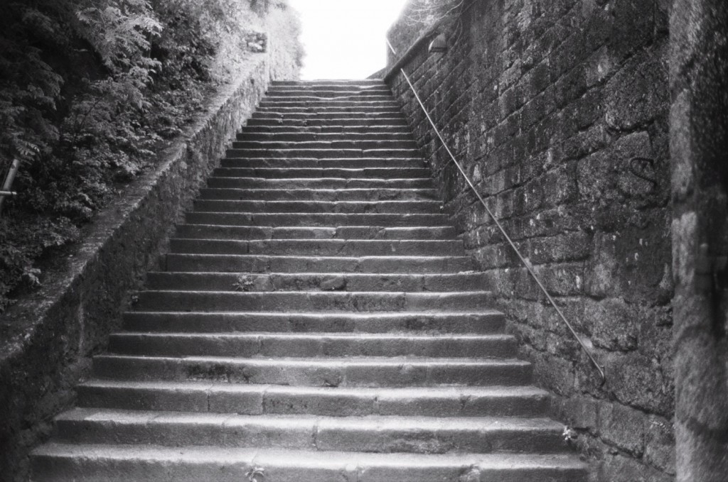 un bel escalier de pierre, témoignage d'un riche passé