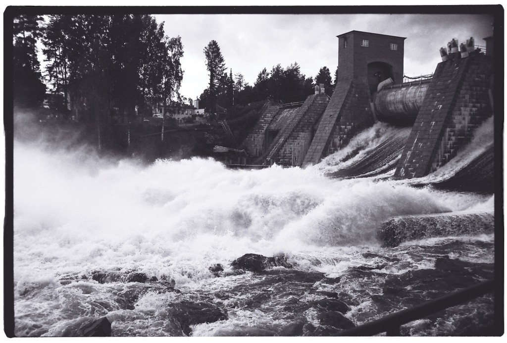 Délestage de l'eau du barrage à Imatra