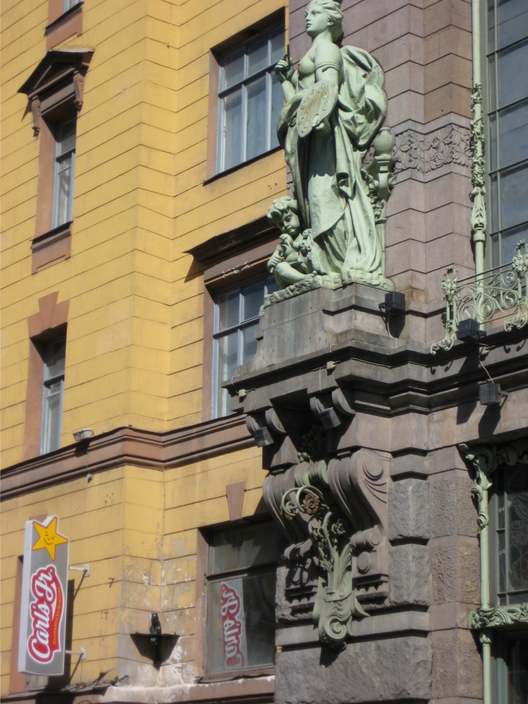 Une statut sur une façade d'immeuble à Saint-Pétersbourg