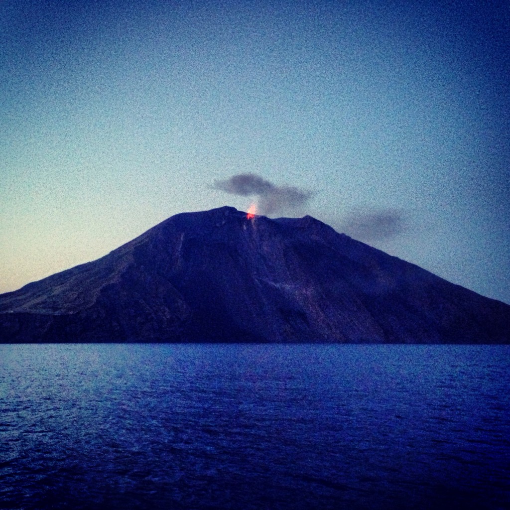 Le volcan de l'île de Stromboli au petit matin en mer Tyrrhénienne