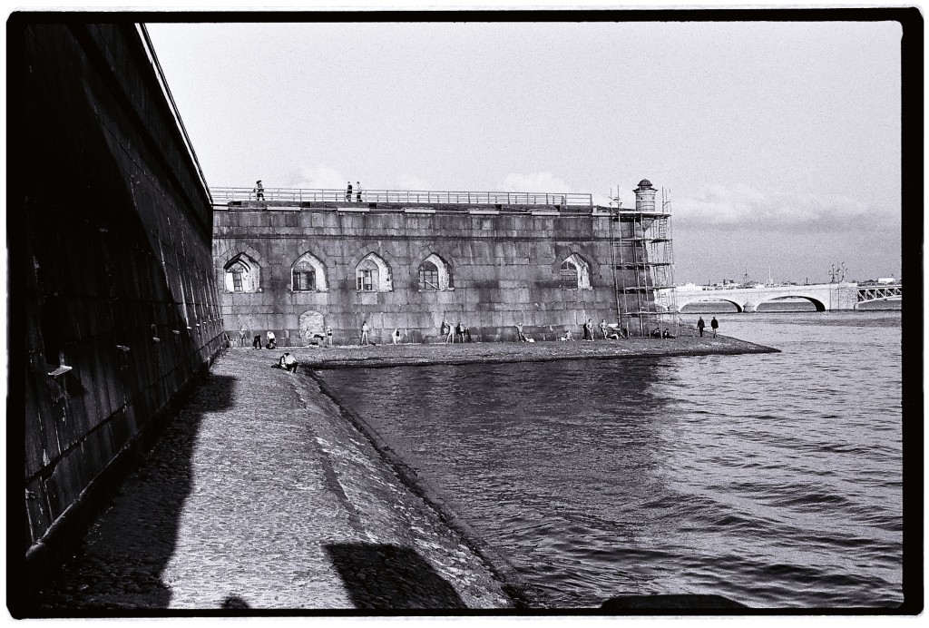 Depuis Henri Cartier Bresson rien n'a changé les Peterbourgeois continuent de prendre des bains de soleil le long de la Neva