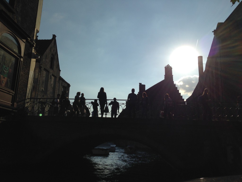 Sur un pont l'été à Bruges