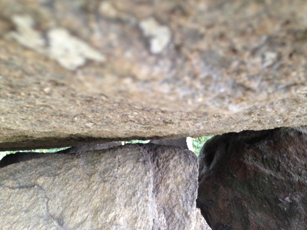 Un énorme bloc de granit d'un dolmen ne repose que sur 3 points d'appuis