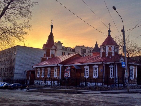 Une église au coucher du soleil