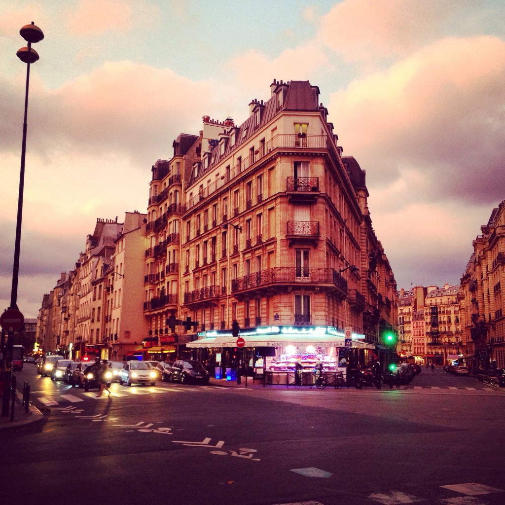 Sous le ciel de Paris en fin de journée