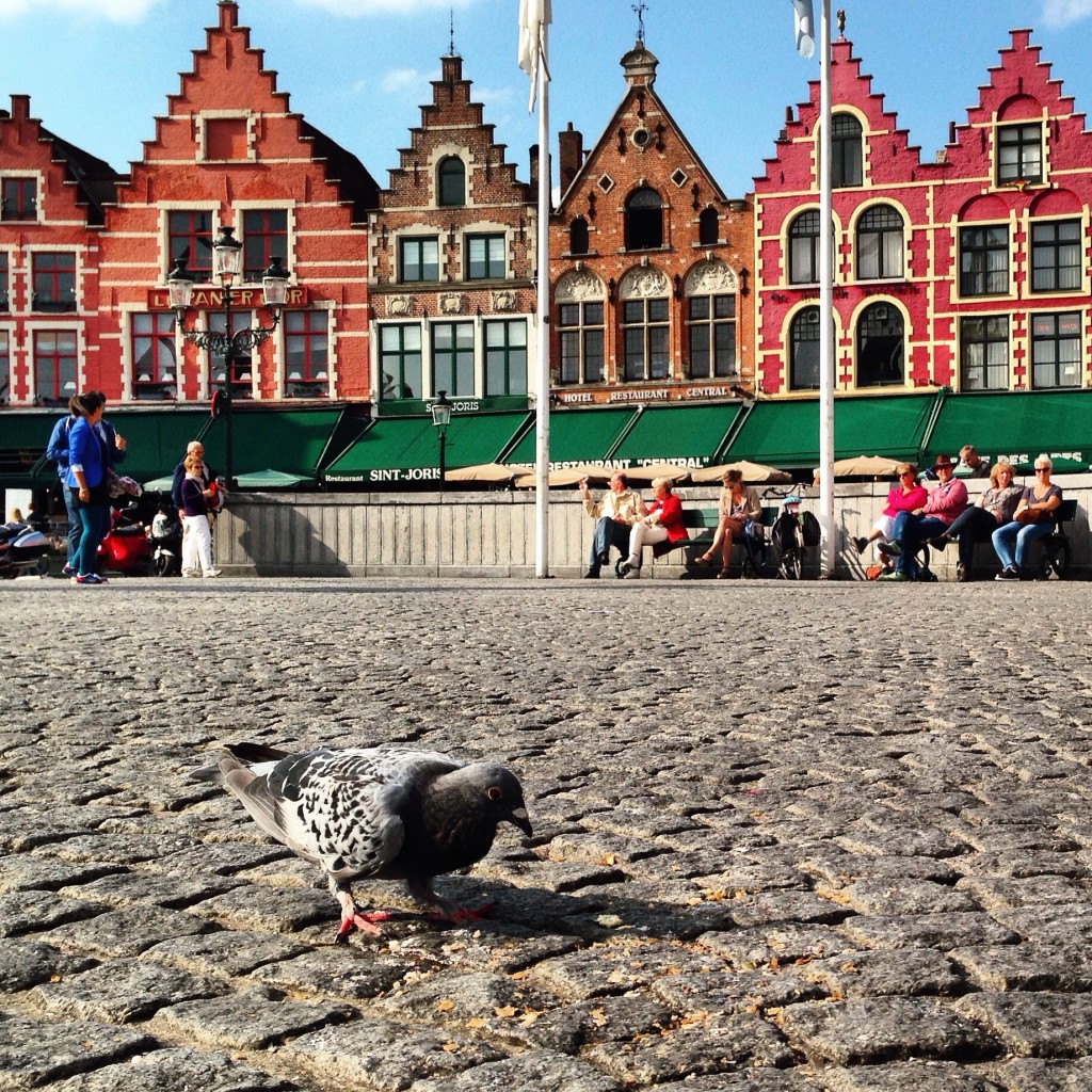 Derniers jour d'été sur la place centrale de Bruges