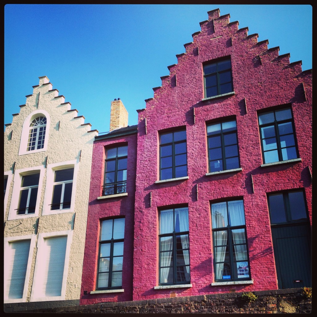 Les façades typiques des maisons en brique de la ville de Bruges
