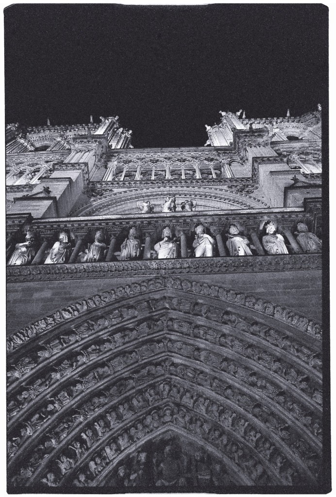 La cathédrale de Paris la nuit