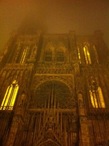 La cathédrale de Strasbourg enveloppée dans le brouillard