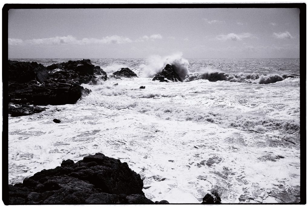 La mer et le vent se réunissent pour s'attaquer aux rochers et offrir un spectacle hypnotique