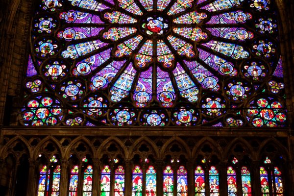 Les splendides vitraux de la basilique cathédrale de Saint-Denis