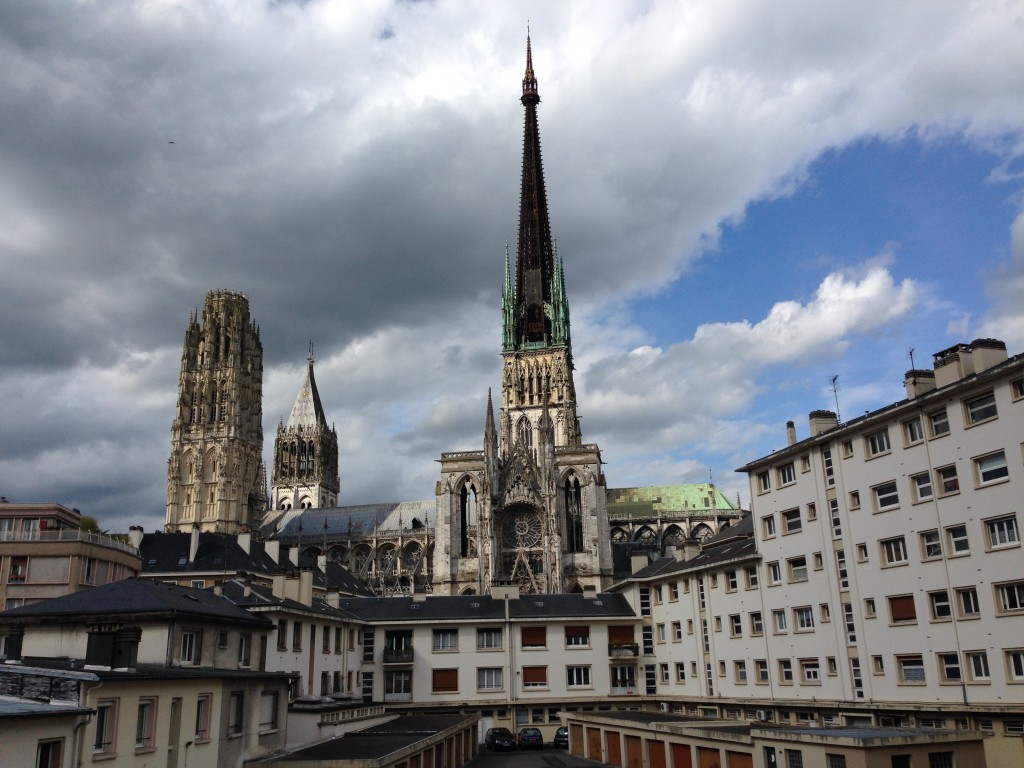 Vue sur cour et sur la cathédrale de Rouen