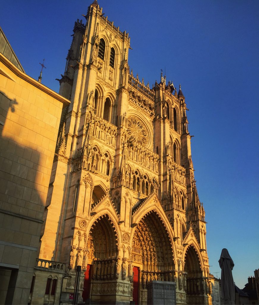 Le soleil vient mettre en valeur la très belle cathédrale d'Amiens en fin de journée