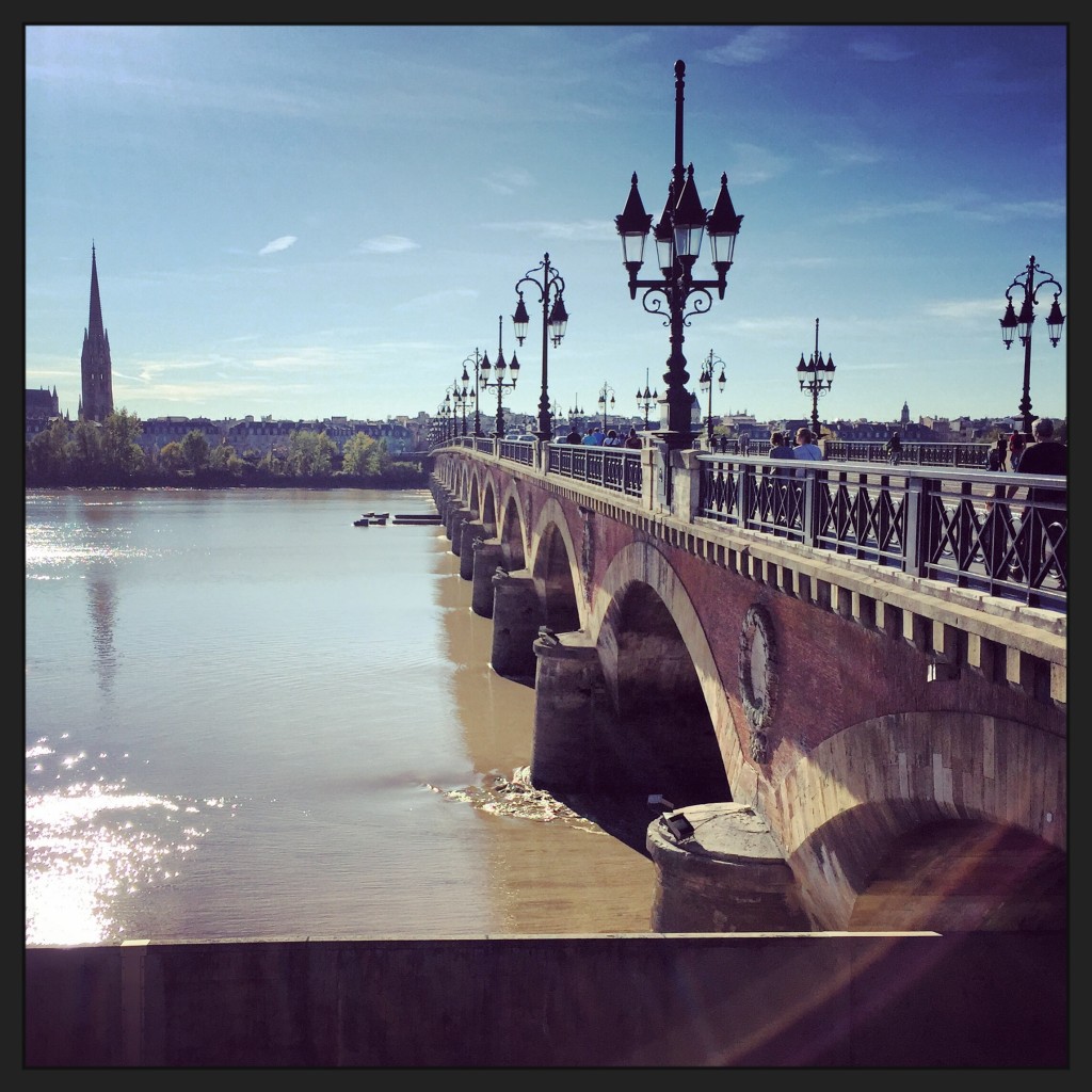 Le pont de pierre qui enjambe la Garonne et la flèche Saint-Michel