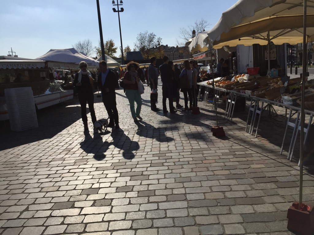 Le marché Chartrons le dimanche le long de la Garonne 