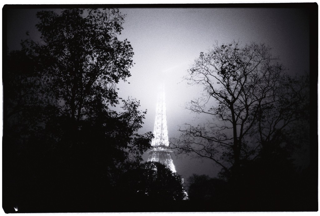 La tour Eiffel disparaît dans la brume et dans la nuit
