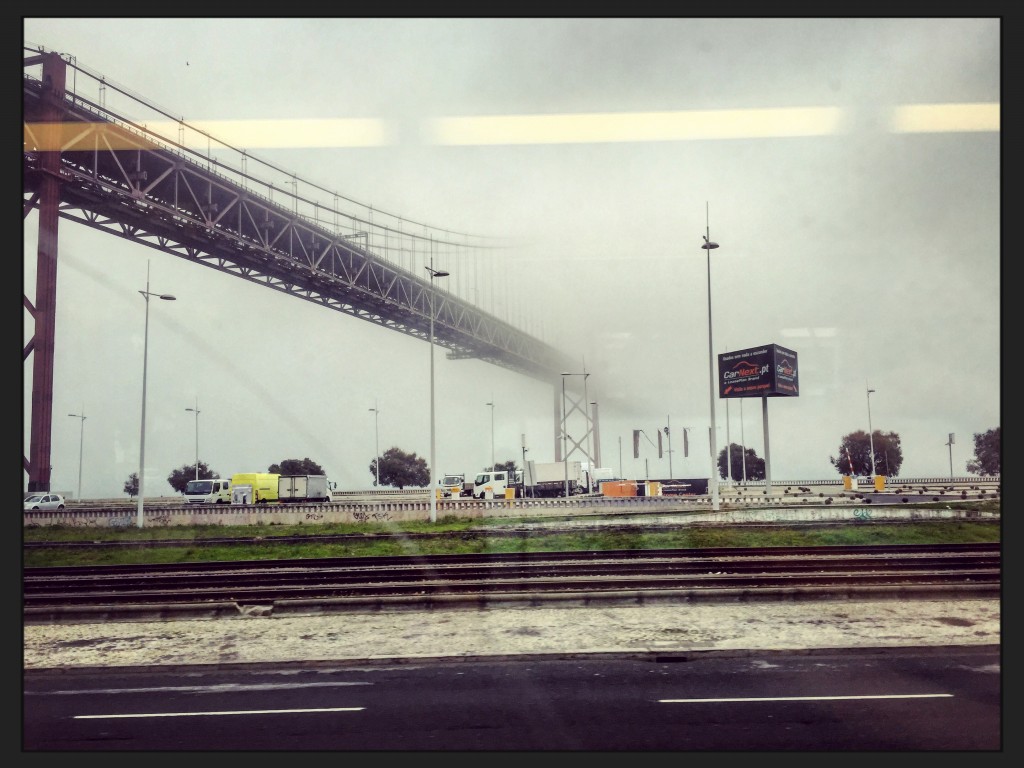 Le pont de Lisbonne dans la brume