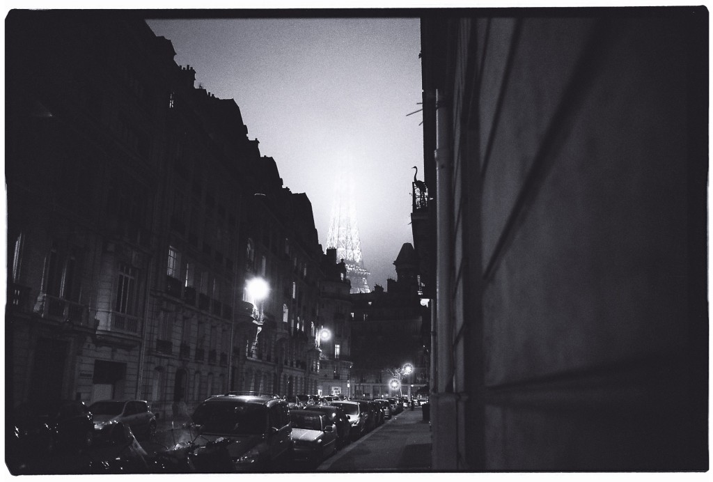 Une rue déserte à Paris pendant la nuit et dans la brume