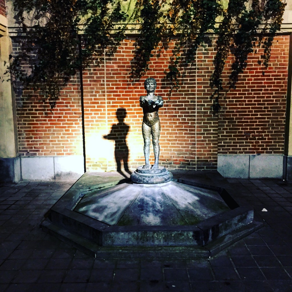 Petite statuette dans une cour intérieure à Bruxelles