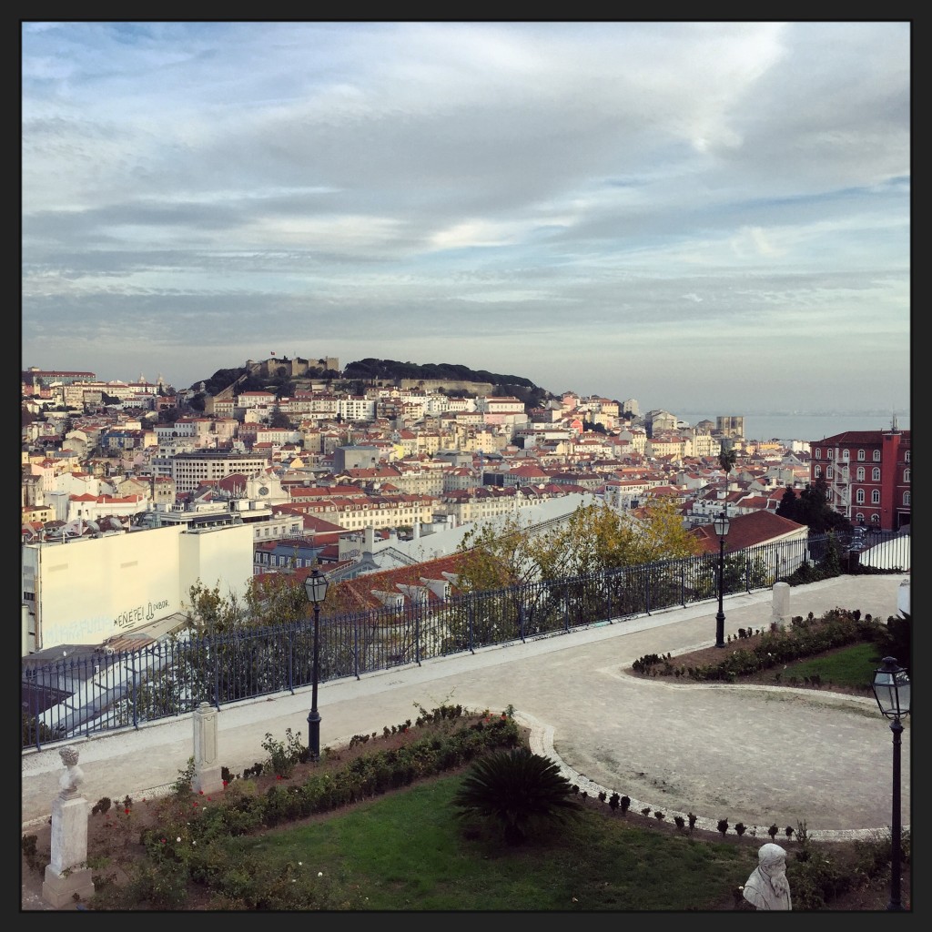 Vue sur la ville de Lisbonne depuis le miradour de San Pedro