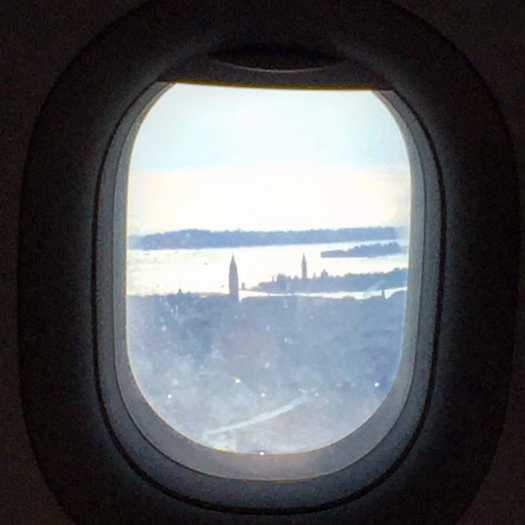 Photo prise depuis un avion pendant un atterrissage à Venise
