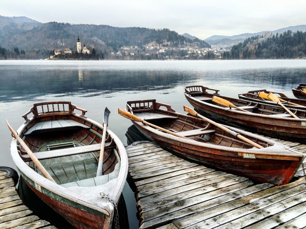 Des barques gelées attendent patiemment d'être sorties de l'eau pour l'hiver, lac de Bled