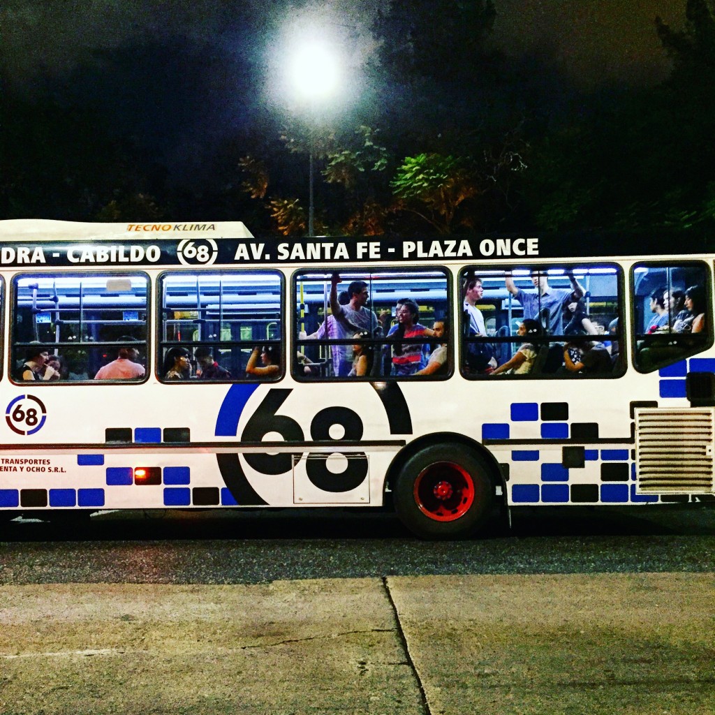 Un bus la nuit à Buenos Aires