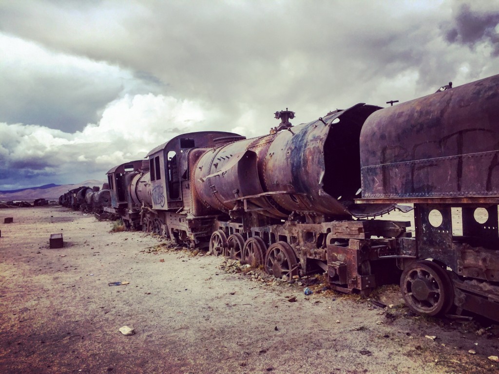 Files interminables de locomotives abandonnées au Sud Lipez