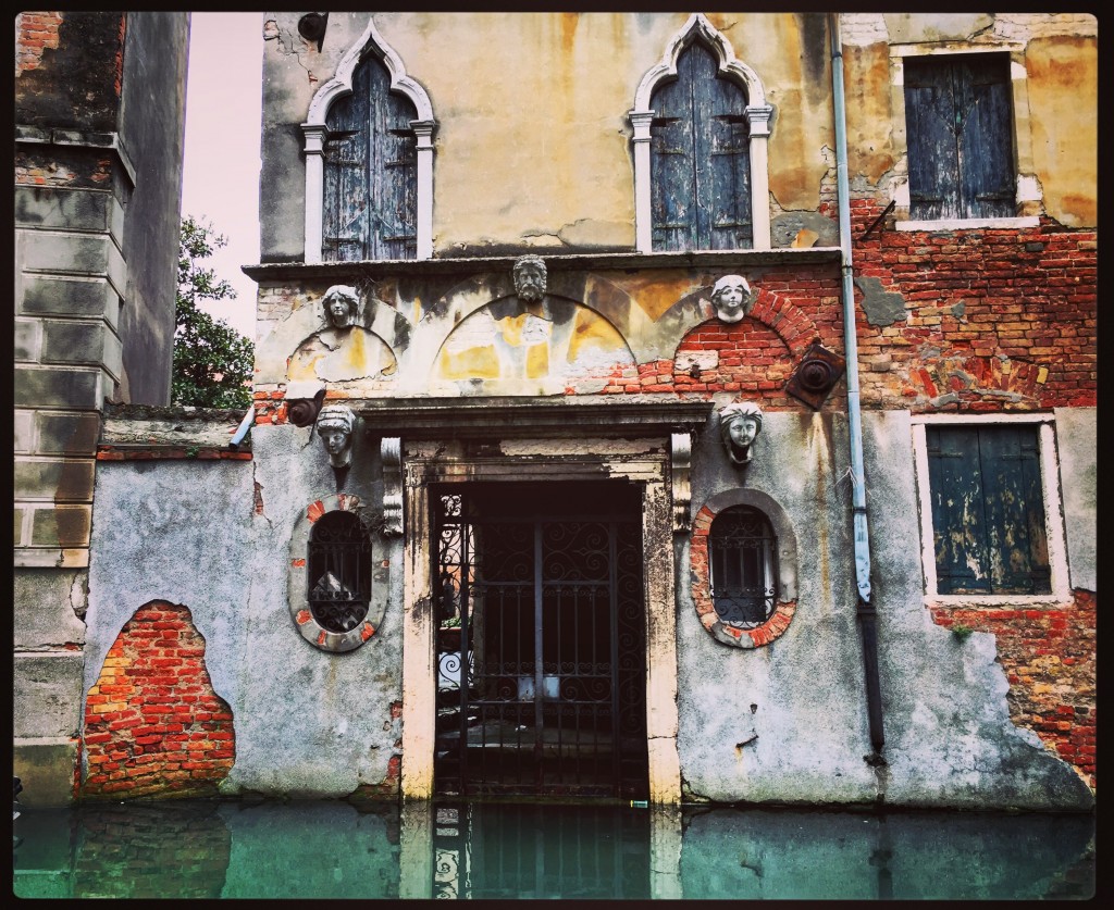Venise, des bâtiments magnifiques qui semblent avoir été abandonnés depuis longtemps