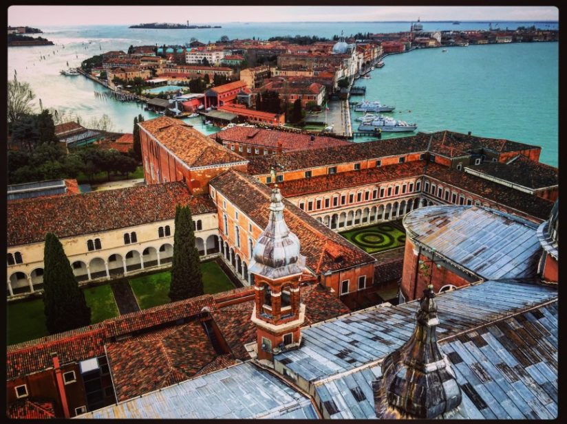 Une vue aérienne depuis l'un des clochers de la ville de Venise