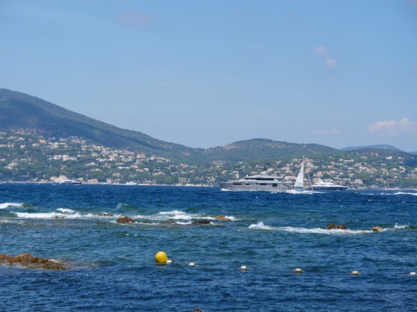 La vue depuis les petites plages du centre de Saint-Tropez