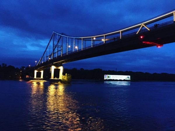 Un pont à Kiev aux couleurs de l'Ukraine
