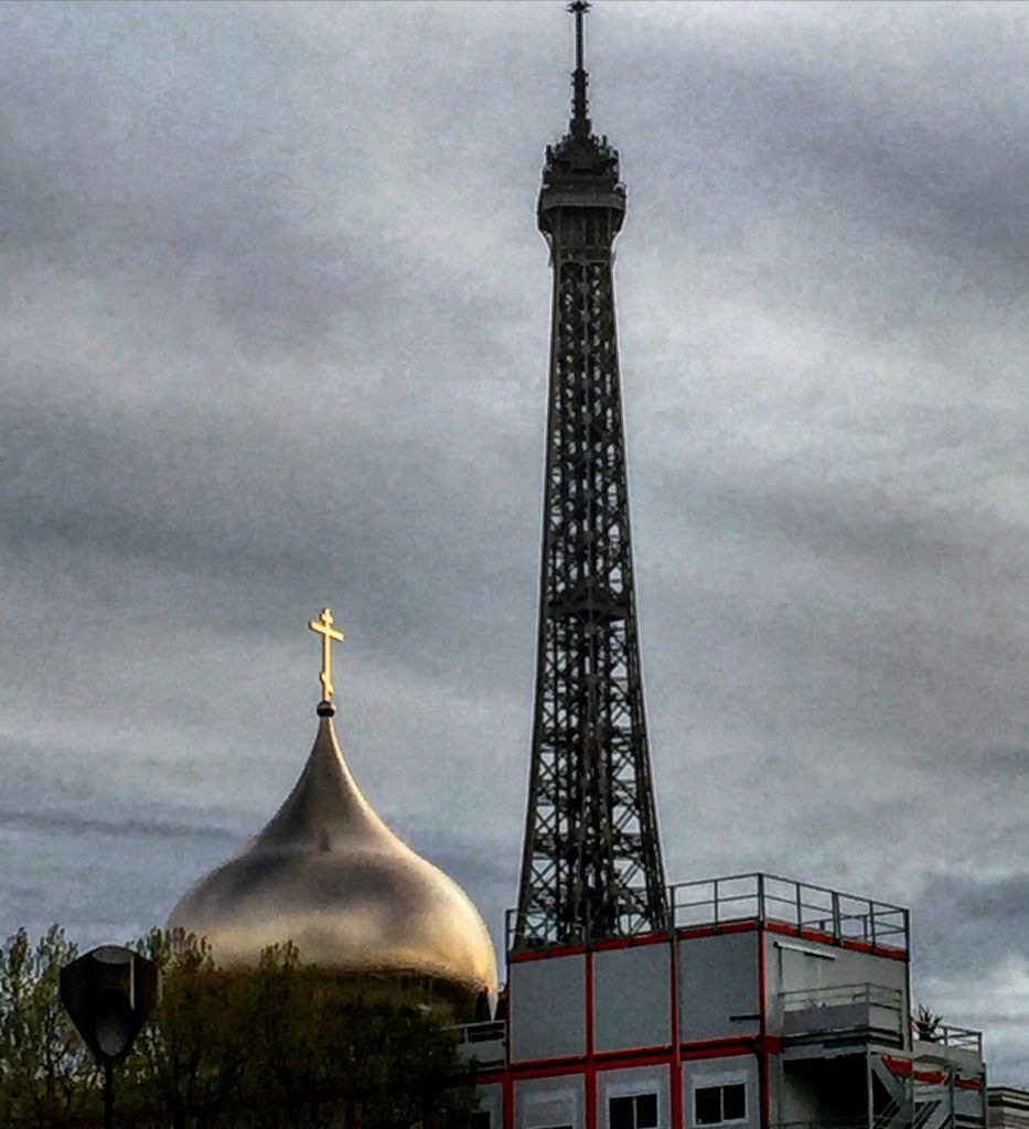 La Tour Eiffel et la nouvelle église orthodoxe russe de Paris