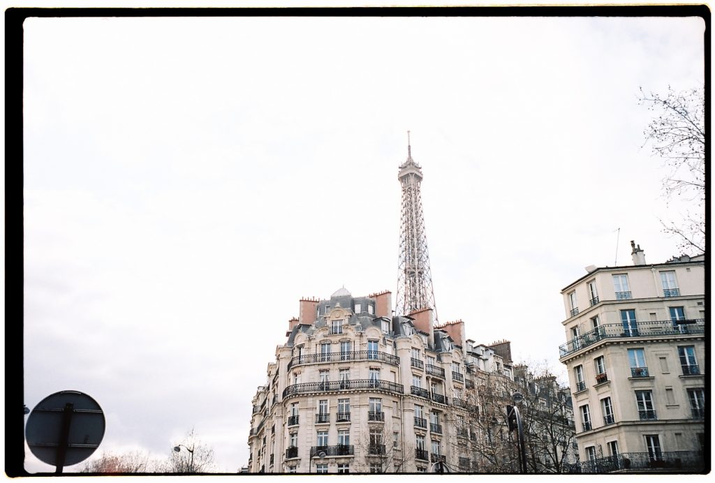 La Tour Eiffel vue depuis l'avenue de la Bourdonnais