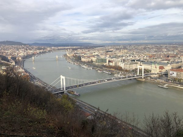 Le Danube se frayant un passage à travers la ville de Budapest
