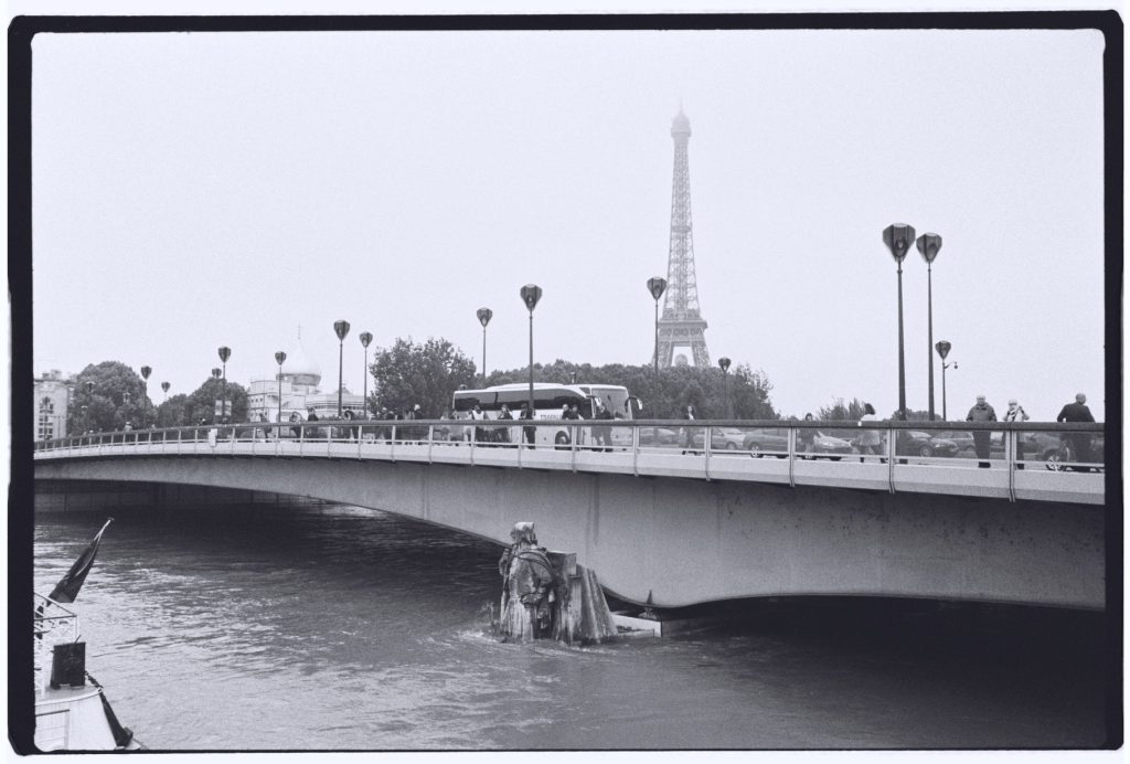 Le pont de l'Alma pendant la crue de juin 2016 et la Tour Eiffel dans les lointains
