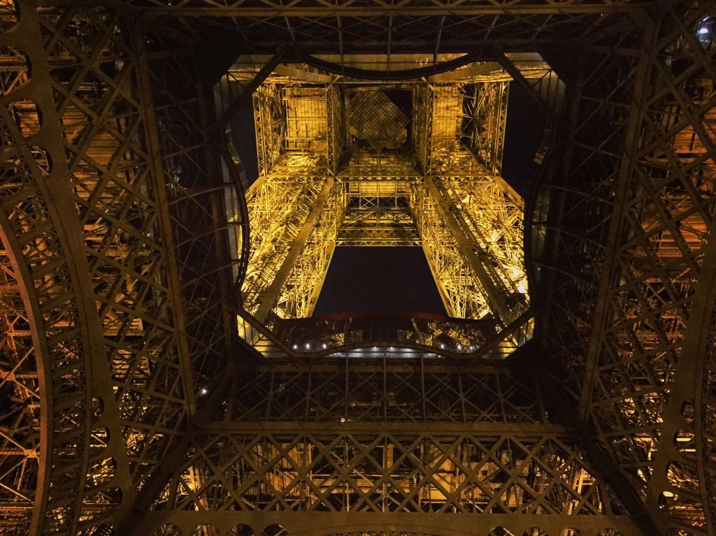 Sous la Tour Eiffel 