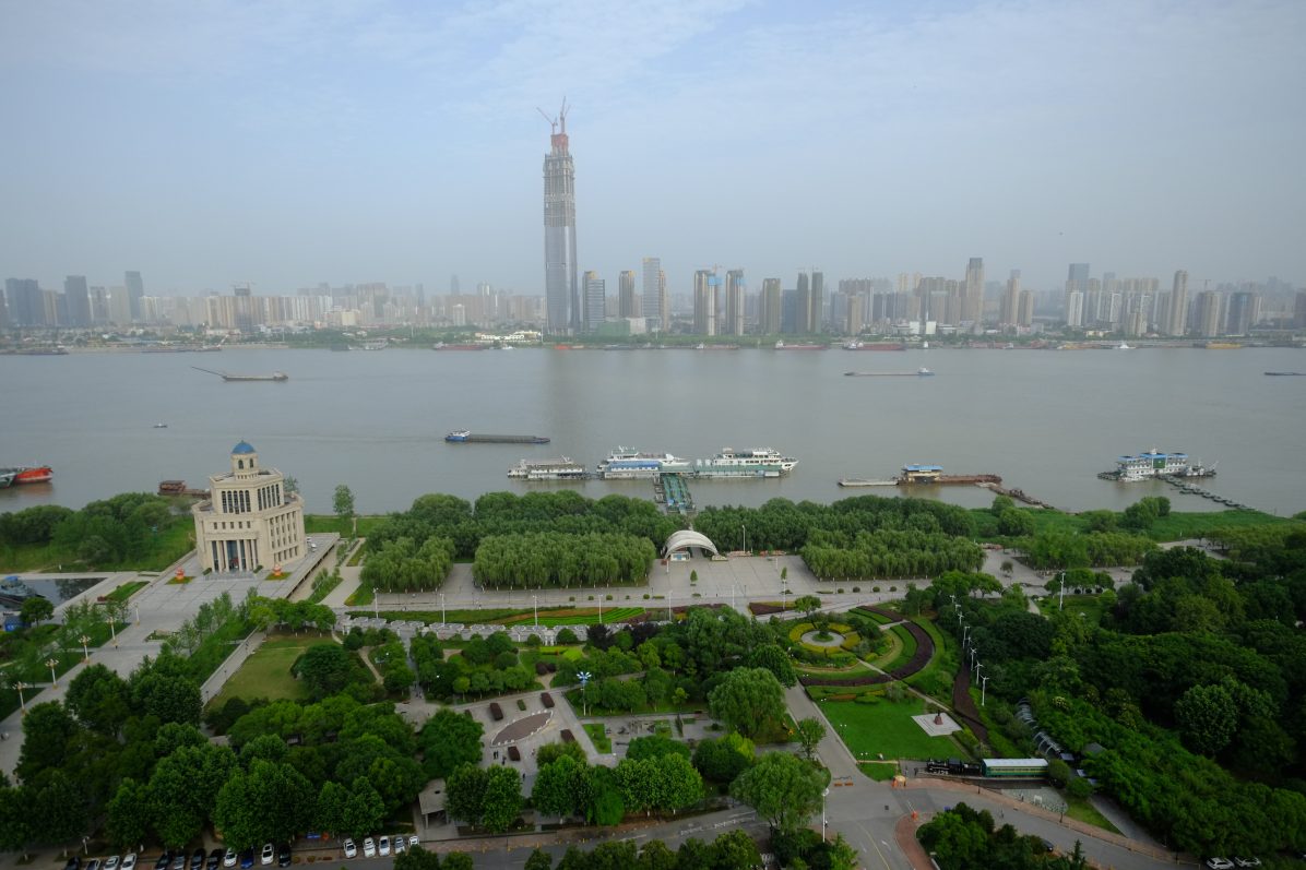 La tour de Wuhan en mai 2018 et fleuve le Yangtsé