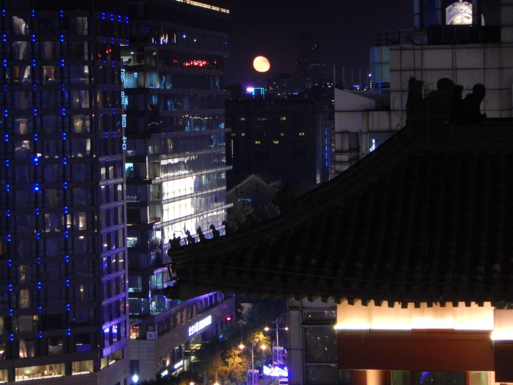 La lune se lève sur Pékin