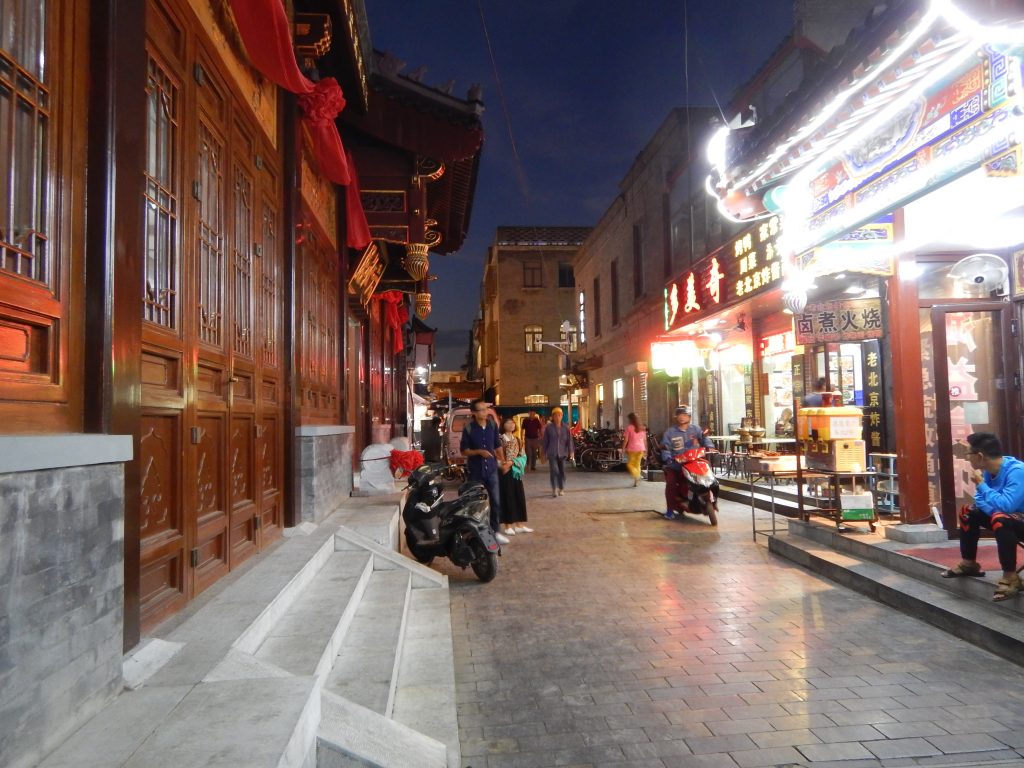 Une rue de Pékin la nuit