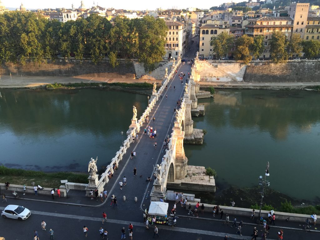 Le pont Saint Ange vu depuis le château Saint-Ange à Rome 