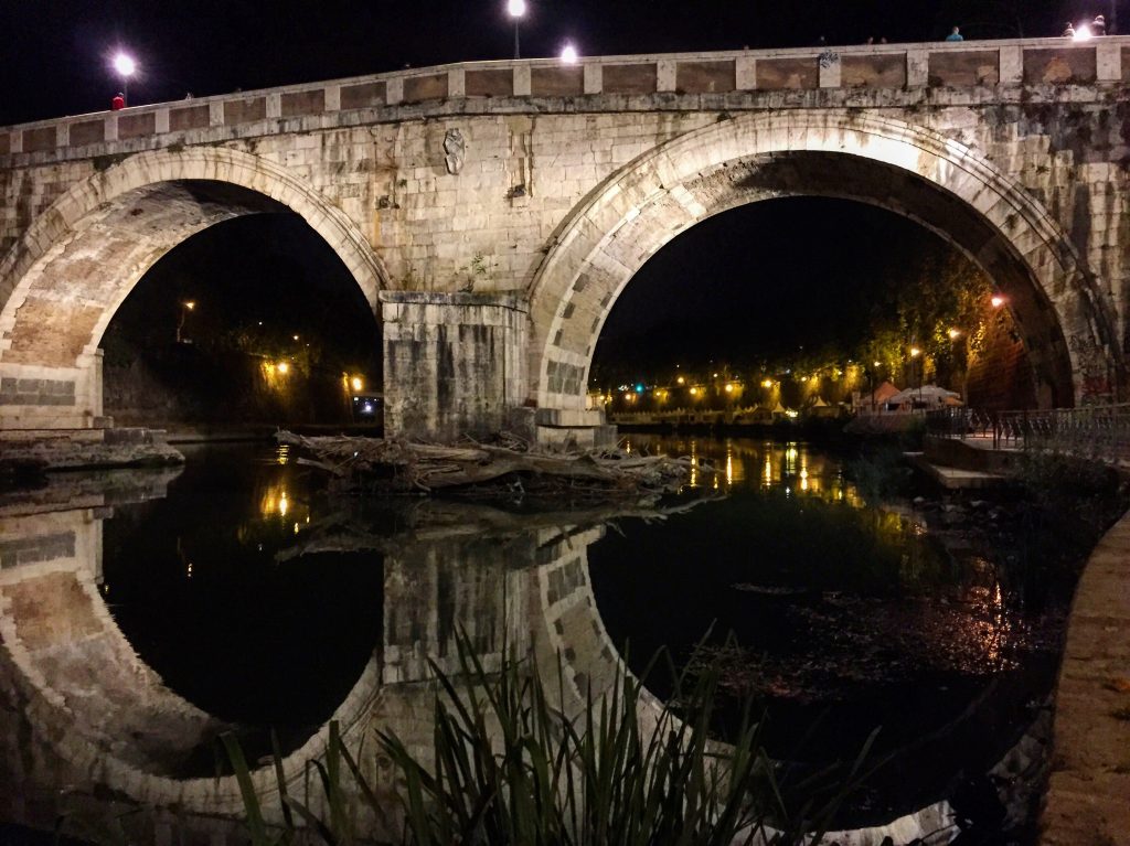 Un pont la nuit à Rome