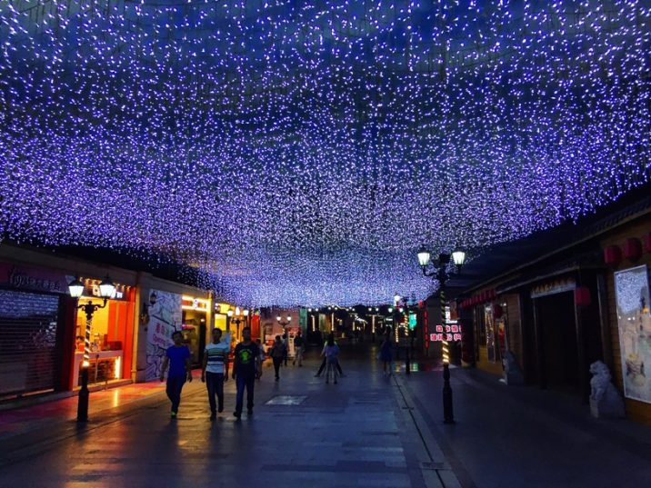 Balade de nuit dans une rue commerçante de Wuhan - Chine