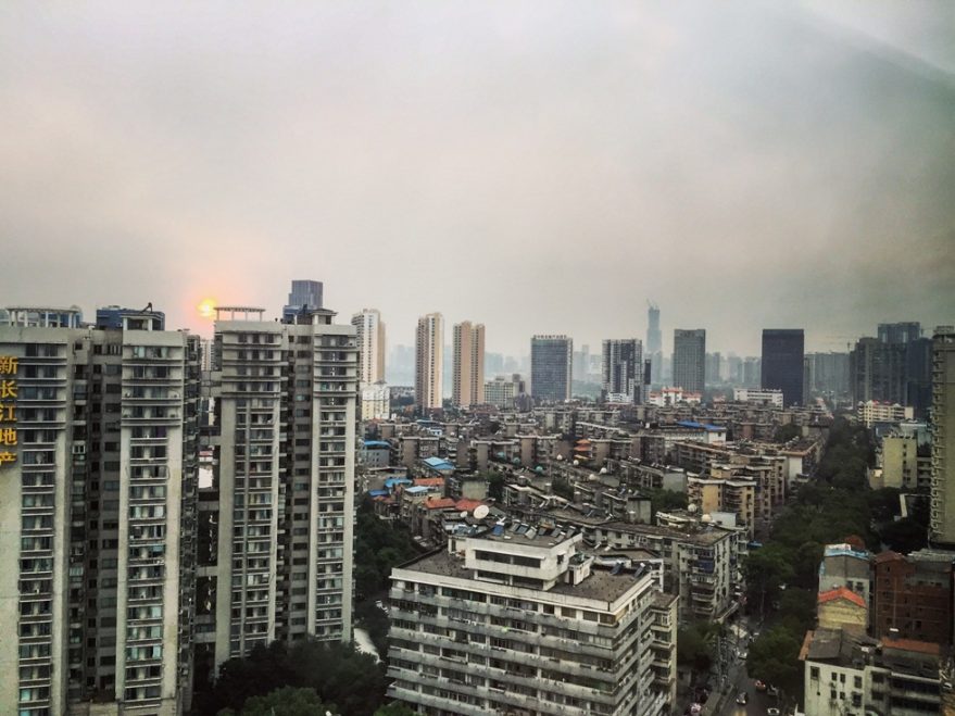 Levée du jour sur la skyline à Wuhan