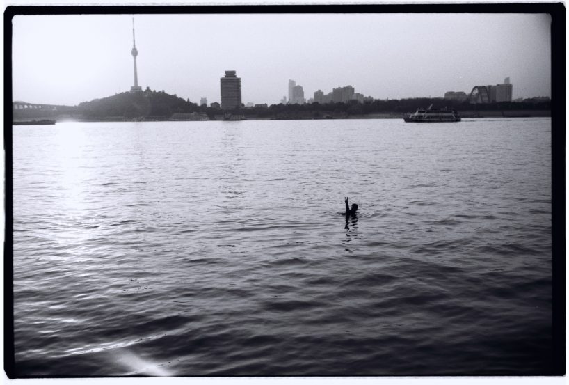 Un nageur me fait signe depuis le grand fleuve chinois le Yangtsé