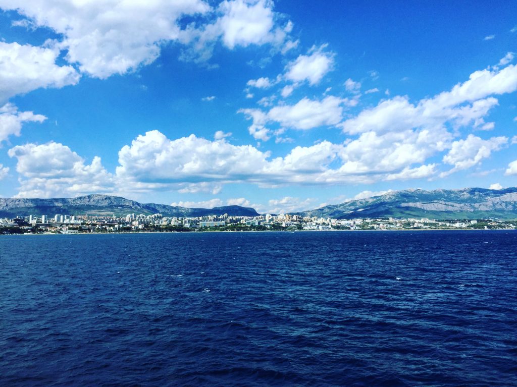 La ville de Split vue du large depuis un ferry
