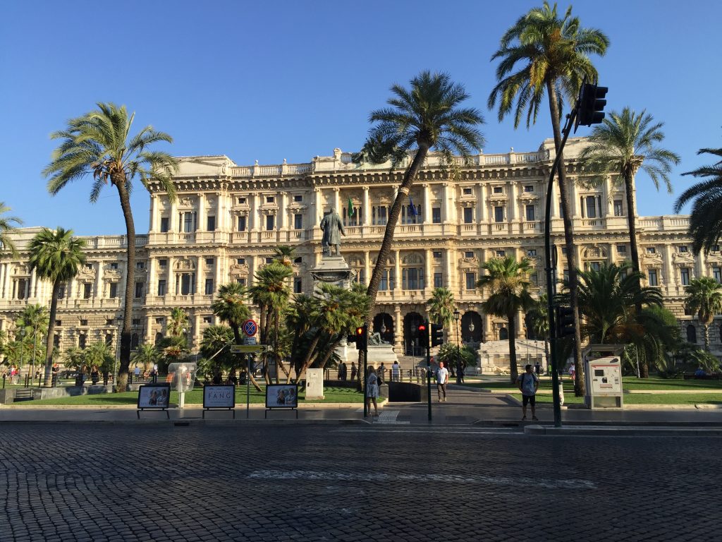 Un magnifique bâtiment à Rome sous les Palmiers